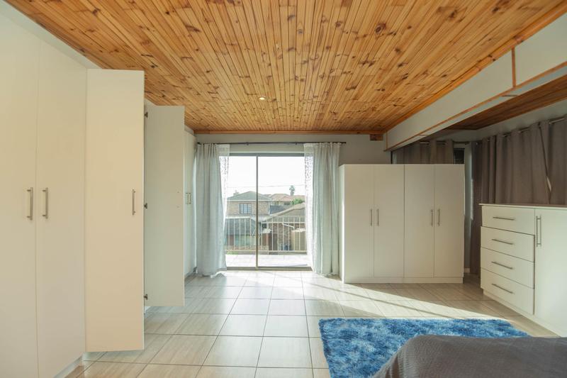 5 Bedroom Property for Sale in Bluewater Bay Eastern Cape